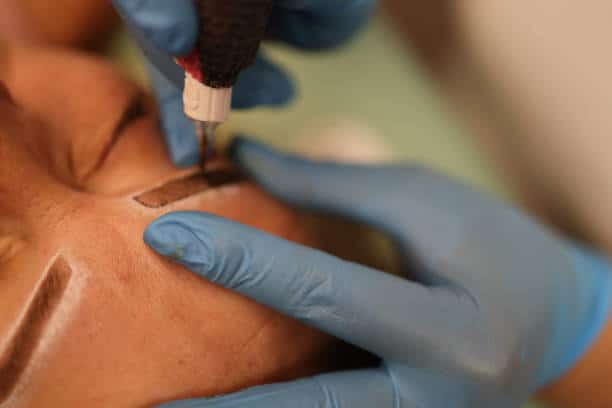 Women's eyebrow drawing using the brow lift technique